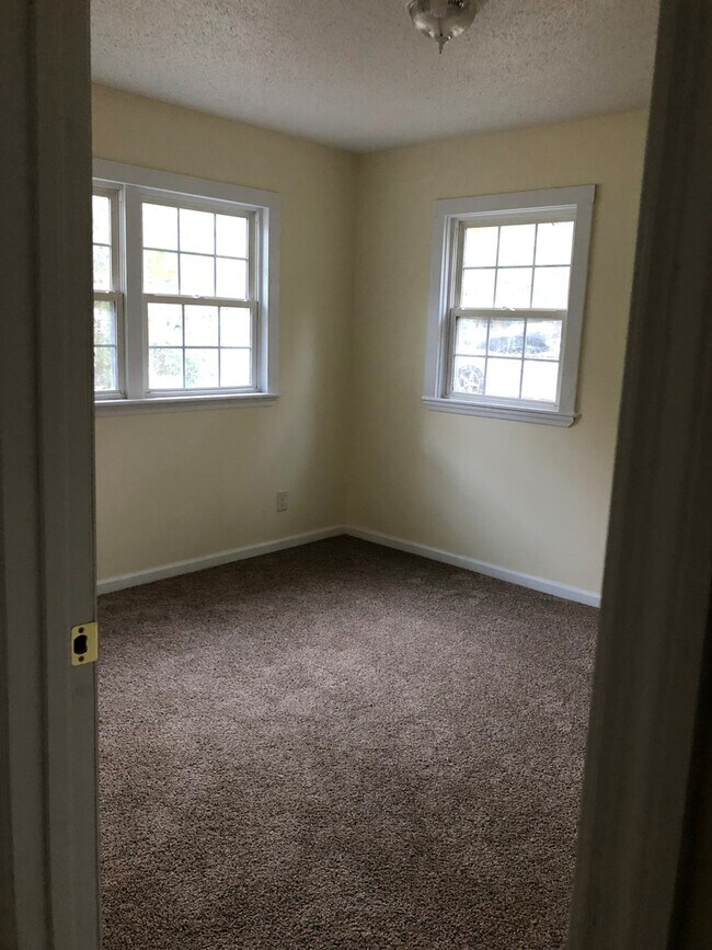 Building Photo - 513 Stewart Drive