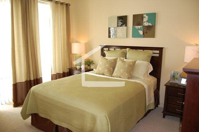 Foto del edificio - Prime location! All the light!
