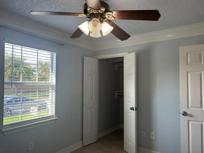 Foto del edificio - 7801 Pruitt Dr