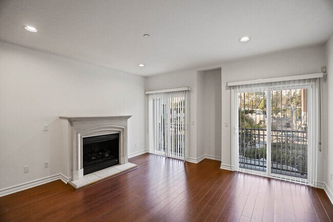 Building Photo - 1212 McClellan Dr Los Angeles, CA 90025