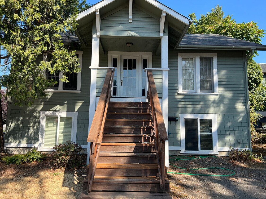 Primary Photo - 5 Bedroom House in University Area