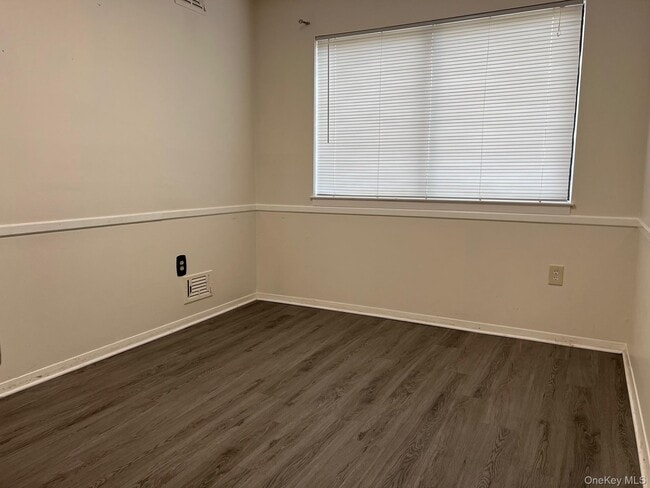 Building Photo - 1006 Holly Walk
