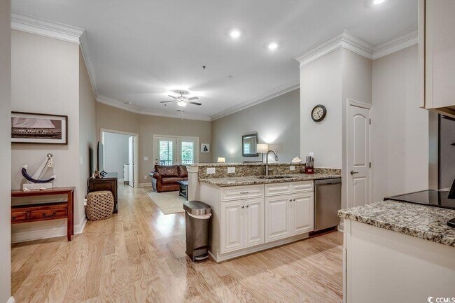 Despensa de buen tamaño justo en la cocina. - 144 Puffin Dr