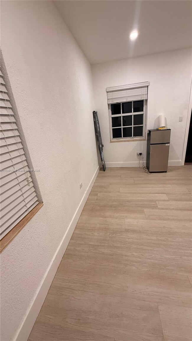 Foto del edificio - 693 NE 80th St