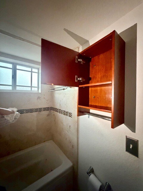 Baño desde el dormitorio principal - 17318 NW 74th Ave
