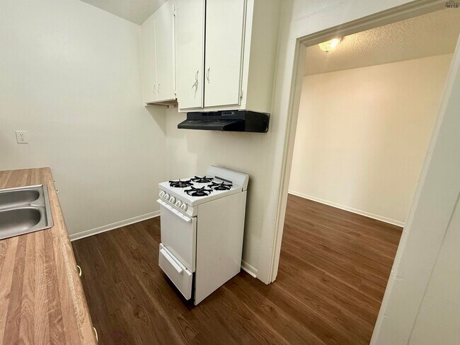 Building Photo - 611 Sunset Dr