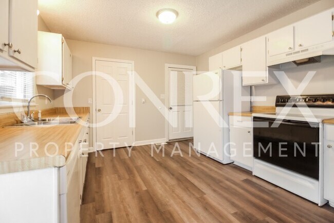 Building Photo - Charming 3 Bedroom