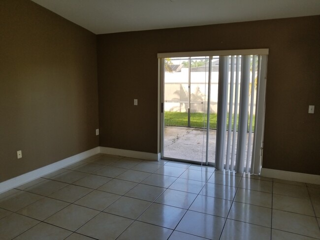Building Photo - 4731 Willamette Cir