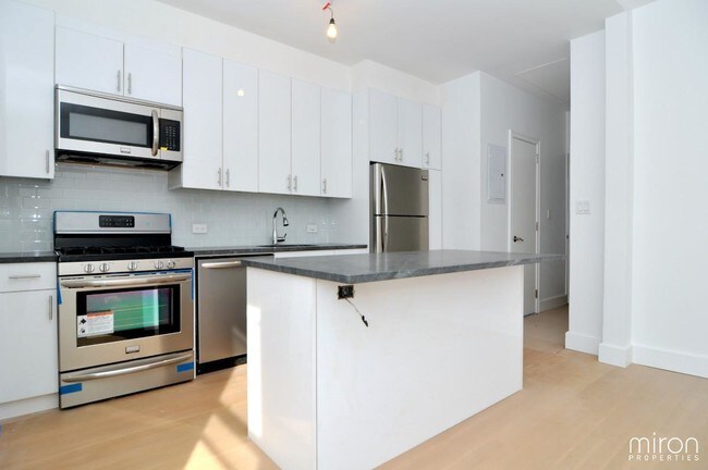 Building Photo - 23 Hausman St