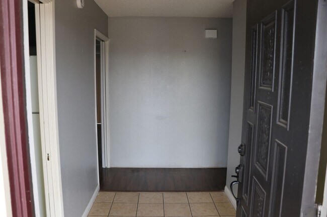 Foto del edificio - 7864 Newhall Ave