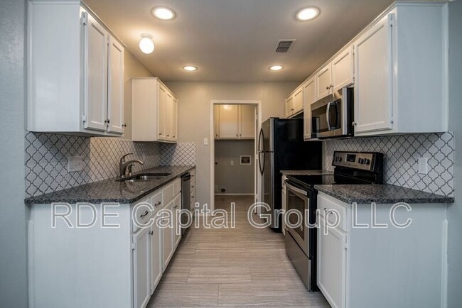 Building Photo - 709 Parkview Dr