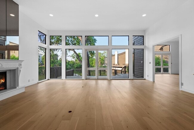 Building Photo - Luxury Lakeside Living- Memorial City