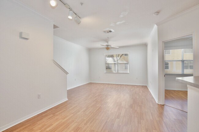 Building Photo - Beautiful 2/2 Three Story Condo with a Bon...
