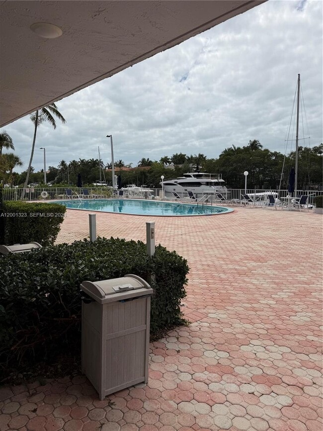 Foto del edificio - 100 Edgewater Dr