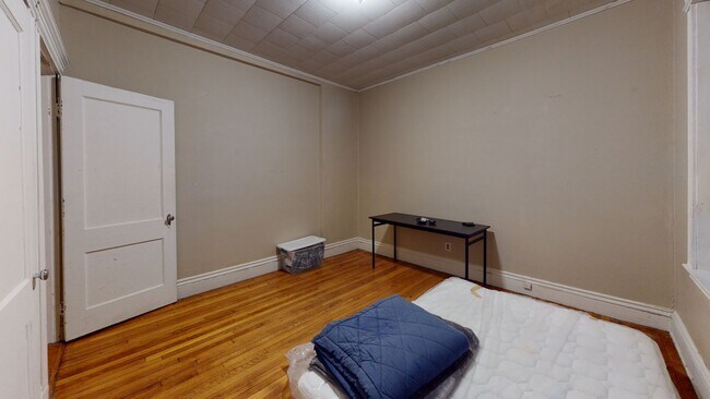 Building Photo - OWNER PAYS BROKER FEE!!!   FENWAY 1 BED SPLIT WITH UPDATED KITCHEN, HT HW INCLUDED