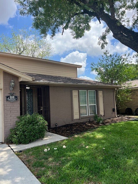Foto del edificio - 8606 Carriage Creek Dr