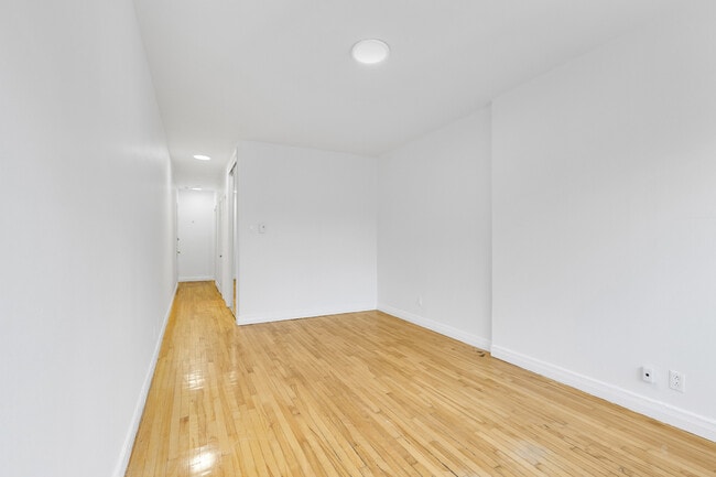 Building Photo - 5841 Rue Sherbrooke O