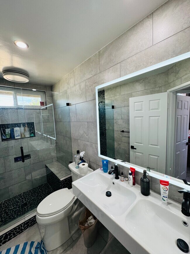 Foto del edificio - 13661 Kings Canyon Ct