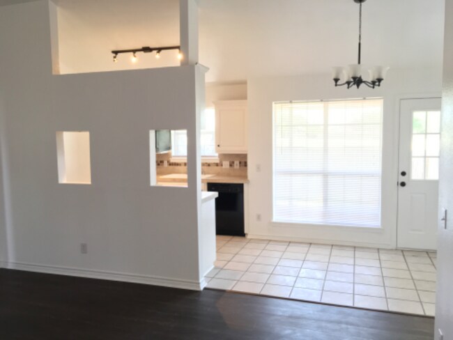 Building Photo - 5209 Northview Dr