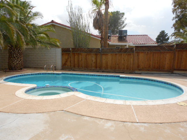 Building Photo - FOUR BEDROOM WITH POOL AND SPA ON A CUL-DE...