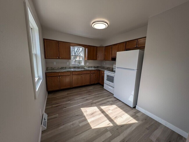 Building Photo - 2 Bedroom, 1 Bathroom house with garage an...
