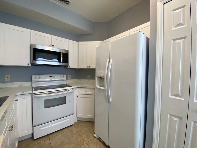 Foto del edificio - 3 Bedroom, 2.5 Bath Corner Unit Townhome i...