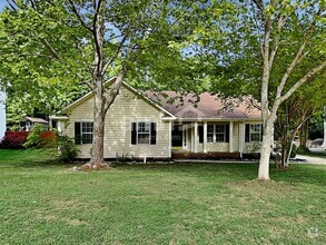Building Photo - 3023 Laurelwood Dr