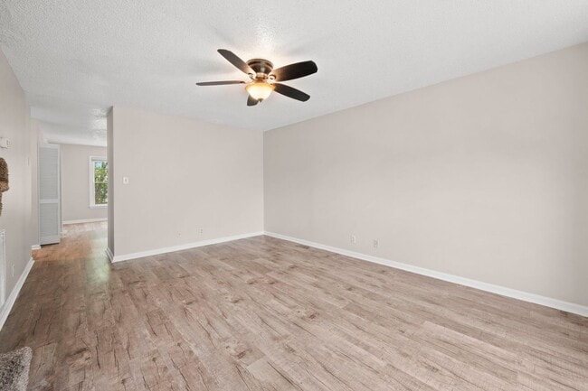 Building Photo - 907 Desota Ln