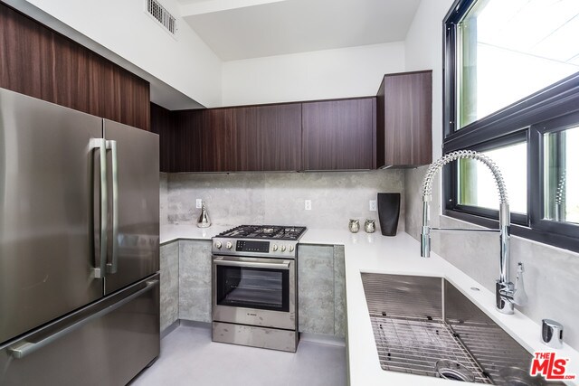 Building Photo - 372 N San Vicente Blvd