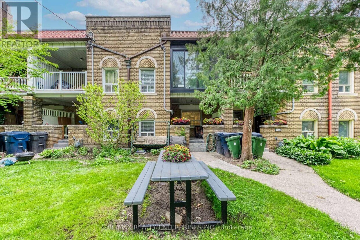 Primary Photo - 257-257 High Park Ave