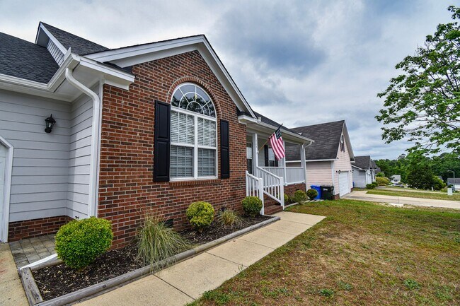 Building Photo - 3 Bedroom 2 Bathroom with Bonus - Dogs Con...