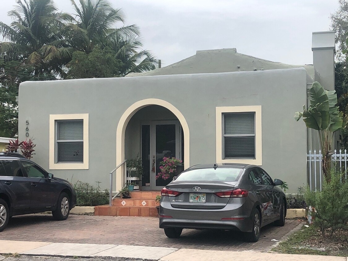 Primary Photo - 560 NE 71st St