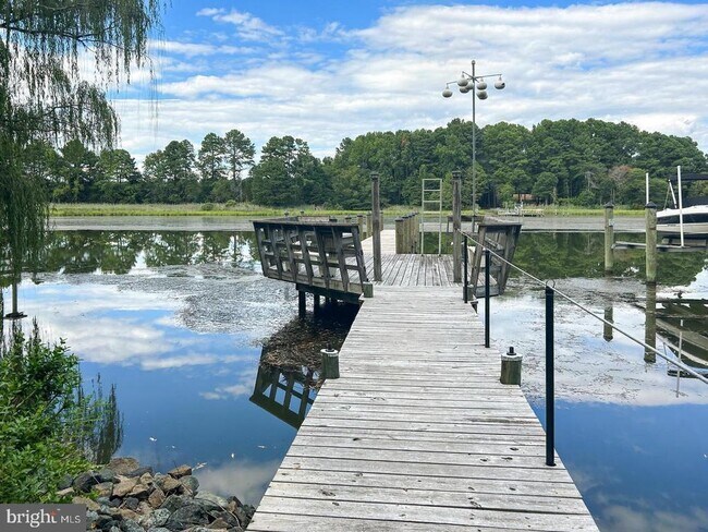 Foto del edificio - 12330 Potomac View Rd