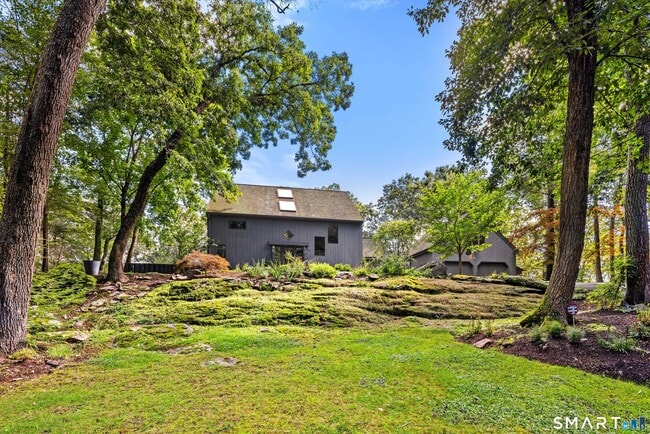 Foto del edificio - 129 Davis Hill Rd