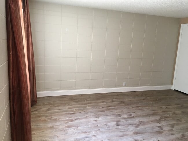 Building Photo - Cute updated 2 bed 1.5 bath Condo on S Cur...
