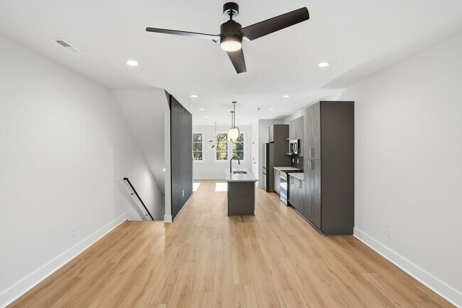 Foto del edificio - Bishop at Briar Creek, an end-unit townhome