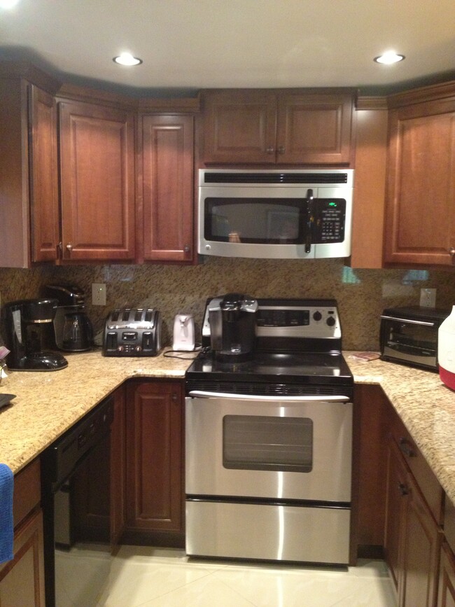 new granite kitchen - 135 Deer Creek Blvd