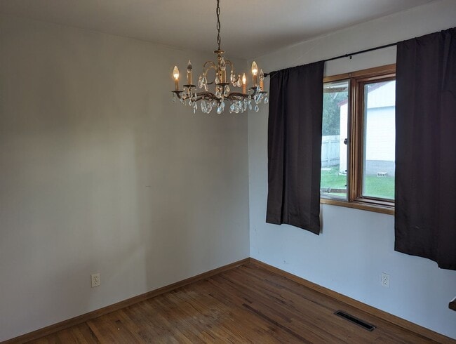 Building Photo - Charming 3 bedroom 1.5 bath Orchards house