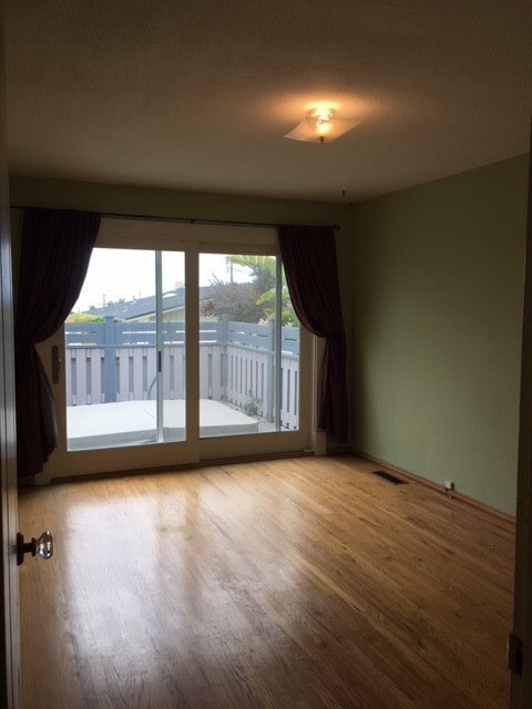Building Photo - Beautiful Three Bedroom One and half Bath ...