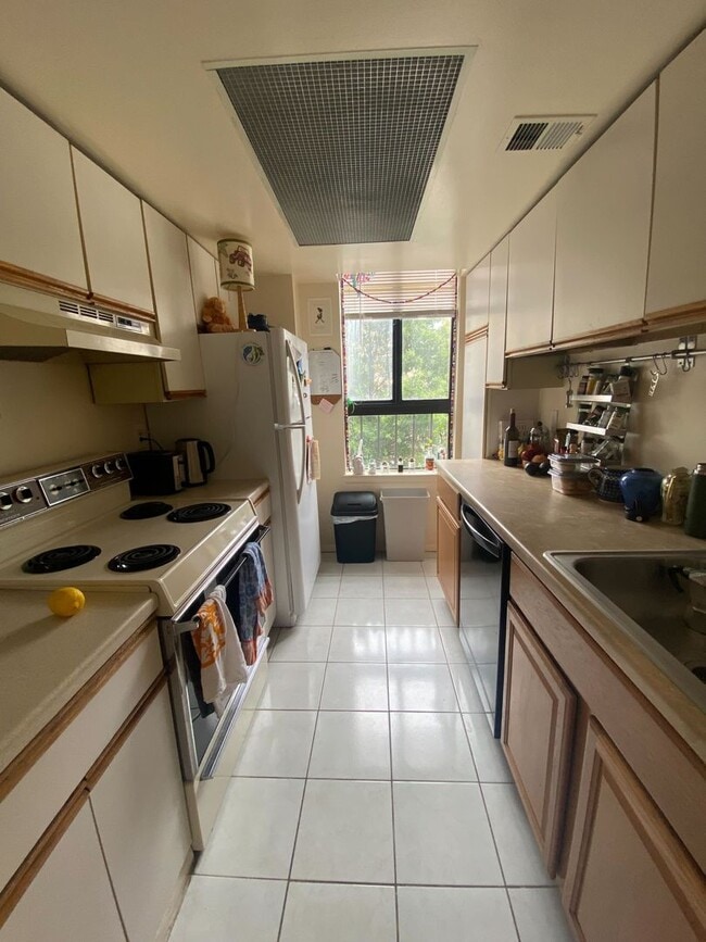 Building Photo - Two Spacious Bedrooms in the Heart of it All