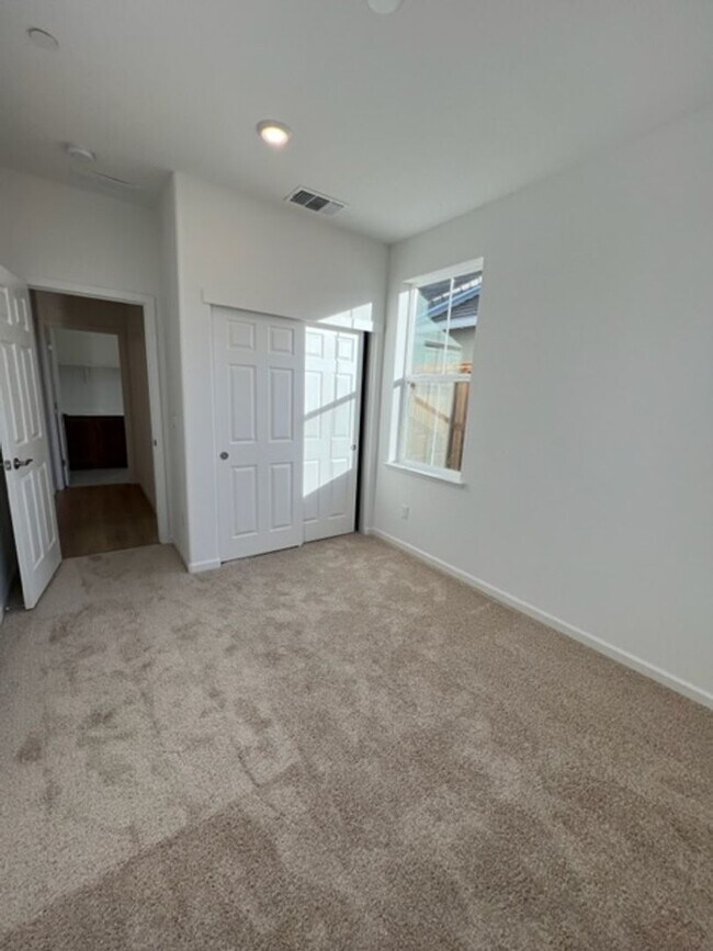 Foto del edificio - Beautiful 3 Bedroom and 2 Bathroom Home in Lincoln $2,995.00