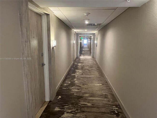 Foto del edificio - 10275 Collins Ave