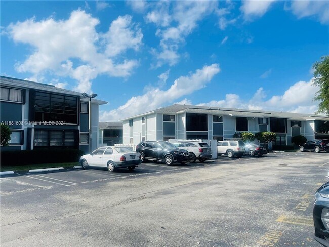 Foto del edificio - 9715 Hammocks Blvd