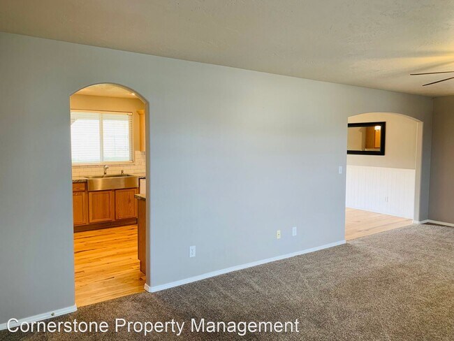 Building Photo - 4 br, 2.5 bath House - 1919 E Lost River Ave
