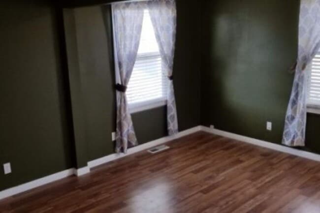 Foto del edificio - 14 Cemetery Rd