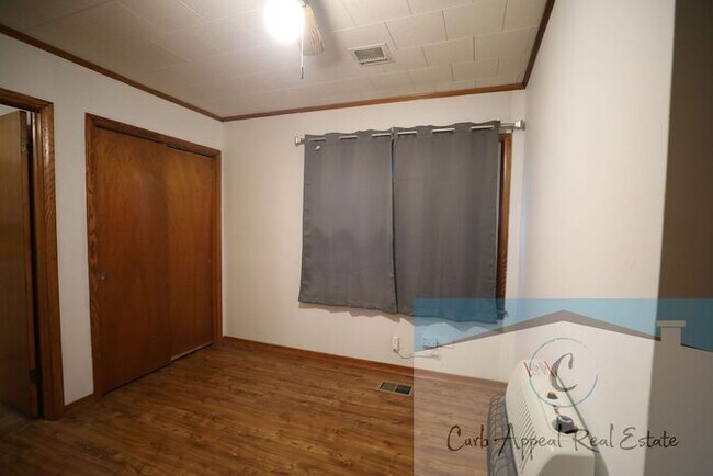 Building Photo - Spacious 3 bed/1 bath home!!