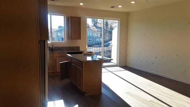 Foto del edificio - spacious 2 bedroom and 2.5 bath newer town...