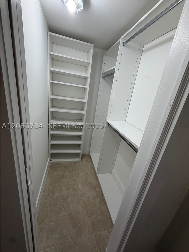 Foto del edificio - 1855 W 62nd St