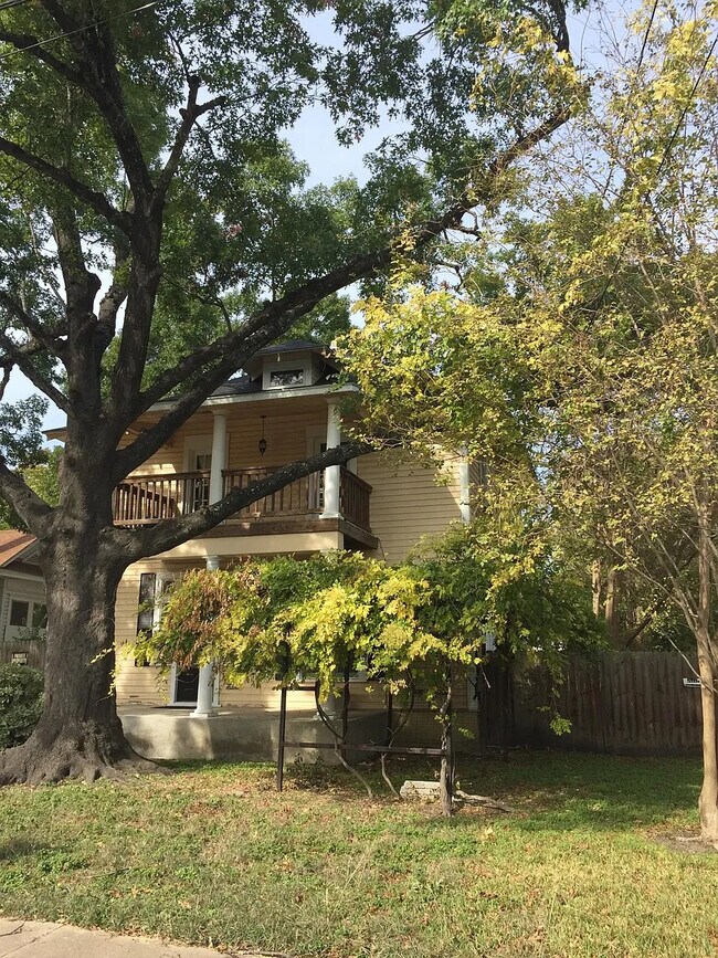 Foto del edificio - Room in Single Family Home on E Laurel