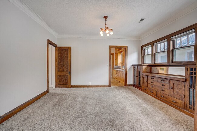 Building Photo - Upper Duplex in Minneapolis - 4 BR with 2 ...